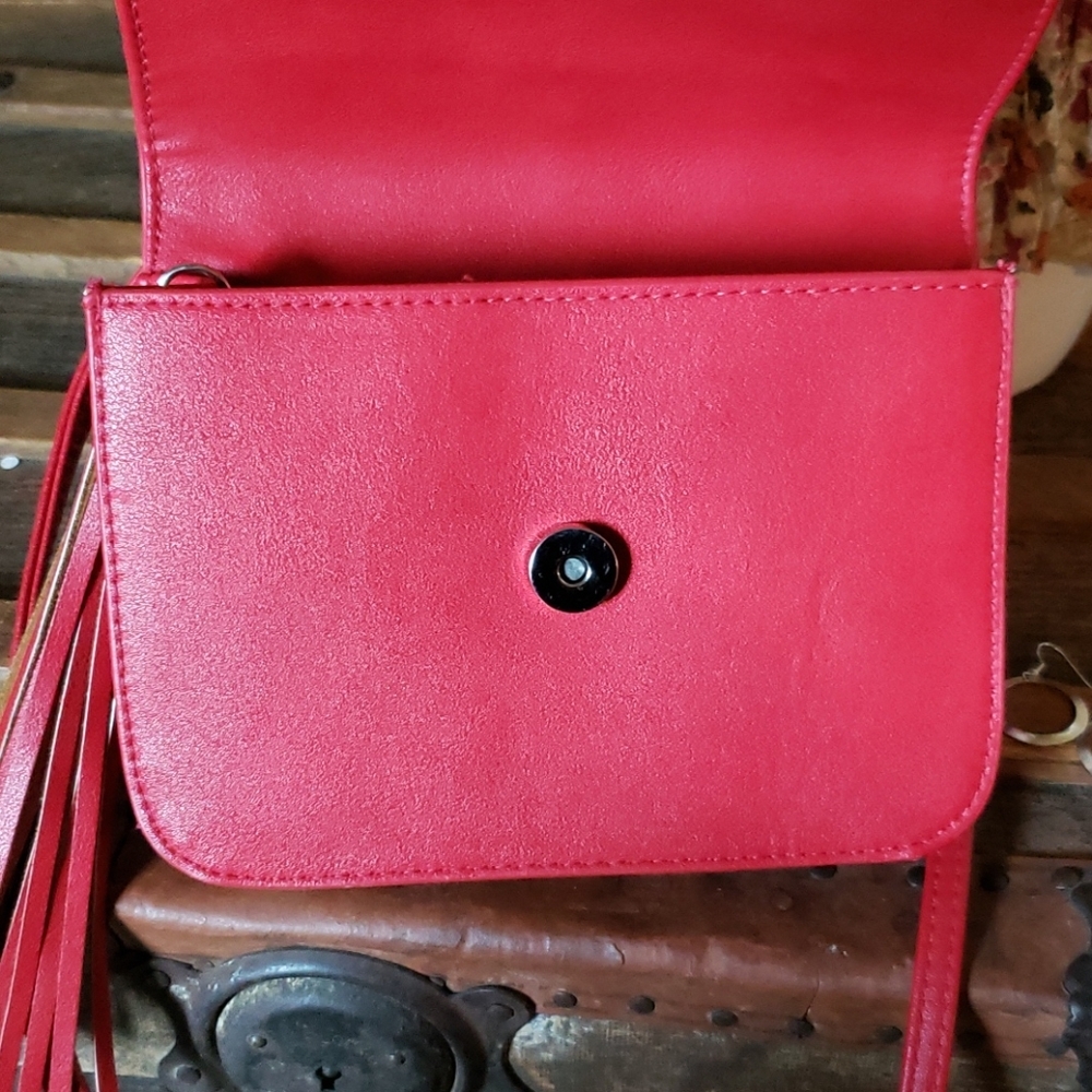 Cute Red Crossbody (bin 5) - Picture 6 of 7